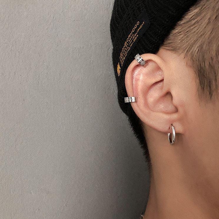 ESSENTIALS EAR CLIP